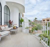 LUXUSNÁ 3-SPÁLŇOVÁ VILA S BAZÉNOM – CANGGU, BALI - Priestranný balkón vo vile s pohodlným posedením, rastlinami a výhľadom na Berawa v Canggu.