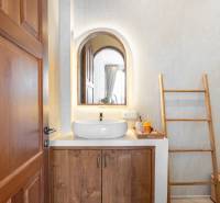 LUXUSNÁ 3-SPÁLŇOVÁ VILA S BAZÉNOM – CANGGU, BALI - Kúpeľňa vo vile so zrkadlom, umývadlom a rebríkom ako dekoráciou.