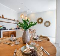 LUXUSNÁ 3-SPÁLŇOVÁ VILA S BAZÉNOM – CANGGU, BALI - Prestretý stôl vo vile s podlahou s dreveným dekorom a kuchynským kútom.