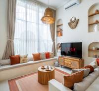 LUXUSNÁ 3-SPÁLŇOVÁ VILA S BAZÉNOM – CANGGU, BALI - Svetlý obývací priestor vo Vile s pohovkou, TV a dekoratívnym osvetlením.