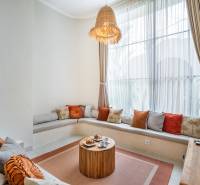 LUXUSNÁ 3-SPÁLŇOVÁ VILA S BAZÉNOM – CANGGU, BALI - Pohodlné sedenie s vankúšmi a dreveným stolíkom v útulnom rohu vily.