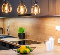 PRENÁJOM | 3i byt v centre Prešova | ZARIADENÝ - Kuchyňa v 3-izbovom byte s podlahou s dreveným dekorom a dekoráciou na pulte.