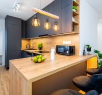 PRENÁJOM | 3i byt v centre Prešova | ZARIADENÝ - Kuchyňa v 3-izbovom byte s podlahou s dreveným dekorom a trendovým osvetlením.