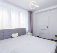 PRENÁJOM | 3i byt v centre Prešova | ZARIADENÝ - Svetlá spálňa s pohodlnou posteľou a vankúšom v 3-izbovom byte.