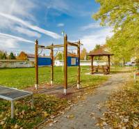 PRENÁJOM | 3i byt v centre Prešova | ZARIADENÝ - Workout ihrisko na Pavlovičovom námestí v Prešove s lavičkami a stromami v jeseni.