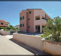 PRIVLAKA - BYT S4- dvojizbový byt 63,42 m2 vzdialený 150 m od mora - 2-izbový byt na ulici Privlaka v Privlake, obklopený zelenými kríkmi a susednými domami.