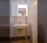 PRIVLAKA - BYT S4- dvojizbový byt 63,42 m2 vzdialený 150 m od mora - Kúpeľňa s umývadlom, zrkadlom a úložnou skriňou v 2-izbovom byte.