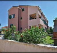 PRIVLAKA - BYT S4- dvojizbový byt 63,42 m2 vzdialený 150 m od mora - Exteriér 2-izbového bytu v Privlake na ulici Privlaka s upravenou záhradou.