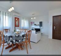 PRIVLAKA - BYT S4- dvojizbový byt 63,42 m2 vzdialený 150 m od mora - Jedálenský stôl so stoličkami v 2-izbovom byte, svetlá miestnosť, podlaha s dreveným dekorom.