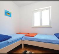 PRIVLAKA - BYT S4- dvojizbový byt 63,42 m2 vzdialený 150 m od mora - Svetlá izba s dvoma jednolôžkovými posteľami a podlahou s dreveným dekorom.