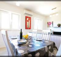 PRIVLAKA - BYT S4- dvojizbový byt 63,42 m2 vzdialený 150 m od mora - Jedálenský kút v 2-izbovom byte s prestretým stolom a dekoráciami na stene.