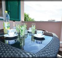 PRIVLAKA - BYT S4- dvojizbový byt 63,42 m2 vzdialený 150 m od mora - Balkón 2-izbového bytu s prúteným stolom, čajovým servisom a výhľadom na Privlaku.