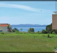 PRIVLAKA - BYT S4- dvojizbový byt 63,42 m2 vzdialený 150 m od mora - Výhľad z 2-izbového bytu v Privlake na Privlaku s morom a zeleňou v pozadí.