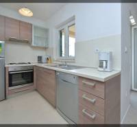 PRIVLAKA - BYT S4- dvojizbový byt 63,42 m2 vzdialený 150 m od mora - Kuchyňa v 2-izbovom byte s vybavením a podlahou s dreveným dekorom.