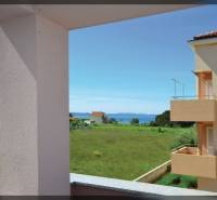 PRIVLAKA - BYT S4- dvojizbový byt 63,42 m2 vzdialený 150 m od mora - Výhľad z 2-izbového bytu v Privlake na Privlake s pohľadom na more a zelenú krajinu.