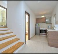 PRIVLAKA - BYT S4- dvojizbový byt 63,42 m2 vzdialený 150 m od mora - Kuchyňa a schody s dreveným dekorom vedúce k kúpeľni v 2-izbovom byte.