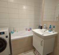 2-izbový byt na predaj, Vráble – sídl. Lúky, 56 m2 - Kúpeľňa s vaňou, práčkou a umývadlom v 2-izbovom byte.