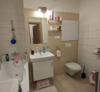 2-izbový byt na predaj, Vráble – sídl. Lúky, 56 m2 - Kúpeľňa v 2-izbovom byte s vaňou, umývadlom, zrkadlom a svetlým obložením stien.