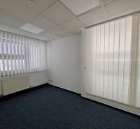 Prenájom kancelárskych priestorov 355 m2 ul. Stará Vajnorská - Kancelárie s bielymi žalúziami a tmavým kobercom, Stará Vajnorská v Bratislave - Nové Mesto.