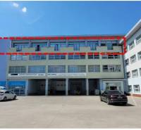 Prenájom kancelárskych priestorov 355 m2 ul. Stará Vajnorská - Budova s kanceláriami na Starej Vajnorskej, Bratislava - Nové Mesto. Parkovisko v popredí.