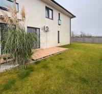 Moderný 3-izbový byt so záhradou Šamorín-Kráľovianky - Exteriér 3-izbového bytu na ulici Kráľovianky v Kráľoviankách so záhradou a trávnikom.