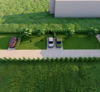 PREDPREDAJ – 3-izbový tehlový mezonet s garážou a pozemkom | Topoľčian - Letecký pohľad na rodinný dom s dvomi autami a zeleným trávnikom.