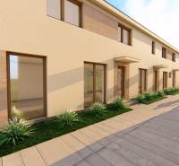 PREDPREDAJ – 3-izbový tehlový mezonet s garážou a pozemkom | Topoľčian - Rovná fasáda budovy s vysokými oknami a chodníkom na ulici Litoměřická v Topoľčiankach.