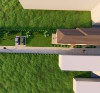 PREDPREDAJ – 3-izbový tehlový mezonet s garážou a pozemkom | Topoľčian - Letecký pohľad na prístupovú cestu, autá a zeleň pri 2-izbovom byte na Litoměřickej ulici v Topoľčiankach.