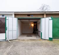 TOP LOKALITA - Garáž na predaj - Trenčín - Otvorená garáž na Inoveckej ulici v Trenčíne s vnútorným osvetlením a poličkami.