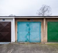 TOP LOKALITA - Garáž na predaj - Trenčín - Farebné dvere garáží na ulici Inovecká v Trenčíne, rôzne odtiene a textúry.