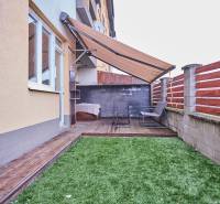 2-IZB. BYT, ČIASTOČNE ZARIADENÝ, TERASA , MOSTI PRI BRATISLAVE  - Exteriér 2-izbového bytu s terasou a podlahou s dreveným dekorom na ulici M.R. Štefánika v Moste pri Bratislave.