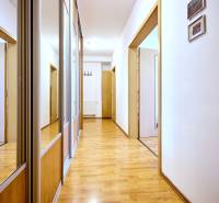 2-IZB. BYT, ČIASTOČNE ZARIADENÝ, TERASA , MOSTI PRI BRATISLAVE  - Chodba s podlahou s dreveným dekorom a vstavanými skriňami v 2-izbovom byte.