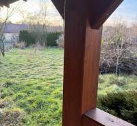 Na predaj  záhradná chata Zelený Dvor Košice - Drevený stĺp pri chate, trávnatá záhrada na Prešovskej ceste, Košice - mestská časť Sídlisko Ťahanovce.