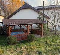 Na predaj  záhradná chata Zelený Dvor Košice - Chata na Prešovskej ceste, Košice - Sídlisko Ťahanovce, so záhradným altánkom a upraveným trávnikom.