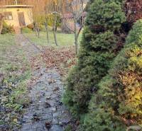 Na predaj  záhradná chata Zelený Dvor Košice - Chata na Prešovskej ceste v Košiciach, Sídlisko Ťahanovce obklopená stromami a chodníkom.