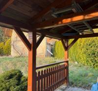 Na predaj  záhradná chata Zelený Dvor Košice - Drevený altánok na záhrade pri chate pri Prešovskej ceste, Košice – Sídlisko Ťahanovce.