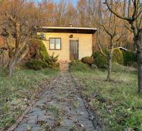 Na predaj  záhradná chata Zelený Dvor Košice - Chata na Prešovskej ceste v Košiciach – mestská časť Sídlisko Ťahanovce, obklopená stromami.