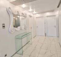 Luxusný 3-izb. byt s famóznym výhľadom na Dunaj, River Park - Interiér 3-izbového bytu s lesklými dlaždicami, zrkadlom a skleneným stolíkom.