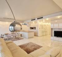 Luxusný 3-izb. byt s famóznym výhľadom na Dunaj, River Park - Interiér 3-izbového bytu s otvorenou kuchyňou, a bielou sedacou súpravou.