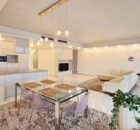 Luxusný 3-izb. byt s famóznym výhľadom na Dunaj, River Park - Priestranný interiér 3-izbového bytu s kuchyňou, jedálenským stolom a obývacou zónou.