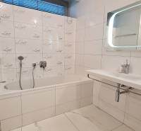 Luxusný 3-izb. byt s famóznym výhľadom na Dunaj, River Park - Kúpeľňa s vaňou a obkladačkami v 3-izbovom byte, biele a sivé farebné tónovanie.