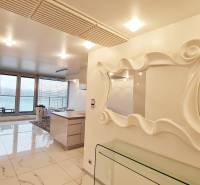 Luxusný 3-izb. byt s famóznym výhľadom na Dunaj, River Park - Luxusný interiér 3-izbového bytu s veľkými oknami a štýlovým zrkadlom.