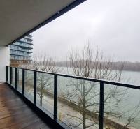 Luxusný 3-izb. byt s famóznym výhľadom na Dunaj, River Park - Balkón s výhľadom na rieku v Bratislave - Staré Mesto, Dvořákovo nábrežie.