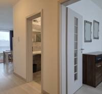 PREDAJ - 3 izbový byt blízko centra - Pivovarská ulica Nitra - Interiér 3-izbového bytu s podlahou s dreveným dekorom a svetlou chodbou.