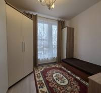 PREDAJ - 3 izbový byt blízko centra - Pivovarská ulica Nitra - Izba s posteľou, šatníkovou skriňou a kobercom v 3-izbovom byte.