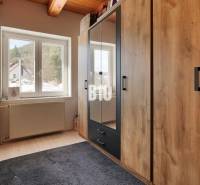 Praktický 8-izbový rodinný dom na Bystričke: Vhodný pre veľkú rodinu z - Šatník v Rodinnom dome s podlahou s dreveným dekorom a veľkými skriňami.