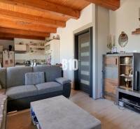 Praktický 8-izbový rodinný dom na Bystričke: Vhodný pre veľkú rodinu z - Obývacia izba v rodinnom dome s pohovkou, kuchyňou a podlahou s dreveným dekorom.