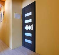 Praktický 8-izbový rodinný dom na Bystričke: Vhodný pre veľkú rodinu z - Chodba v rodinnom dome s podlahou s dreveným dekorom a dreveným stropom.