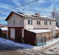 Praktický 8-izbový rodinný dom na Bystričke: Vhodný pre veľkú rodinu z - Rodinný dom v Bystričke počas zimy so snehom na streche a ceste.