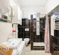 REZERVOVANÉ 4-izb. rodinný dom s garážou, Čierny Brod - Kúpeľňa so sprchovacím kútom, umývadlom a zrkadlom v rodinnom dome.